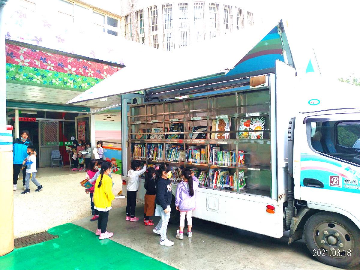 109-2【閱讀一起來-行動書車】園本部3月份行動書車(110.03.18) 109-2【閱讀一起來-行動書車】園本部3月份行動書車(110.03.18)