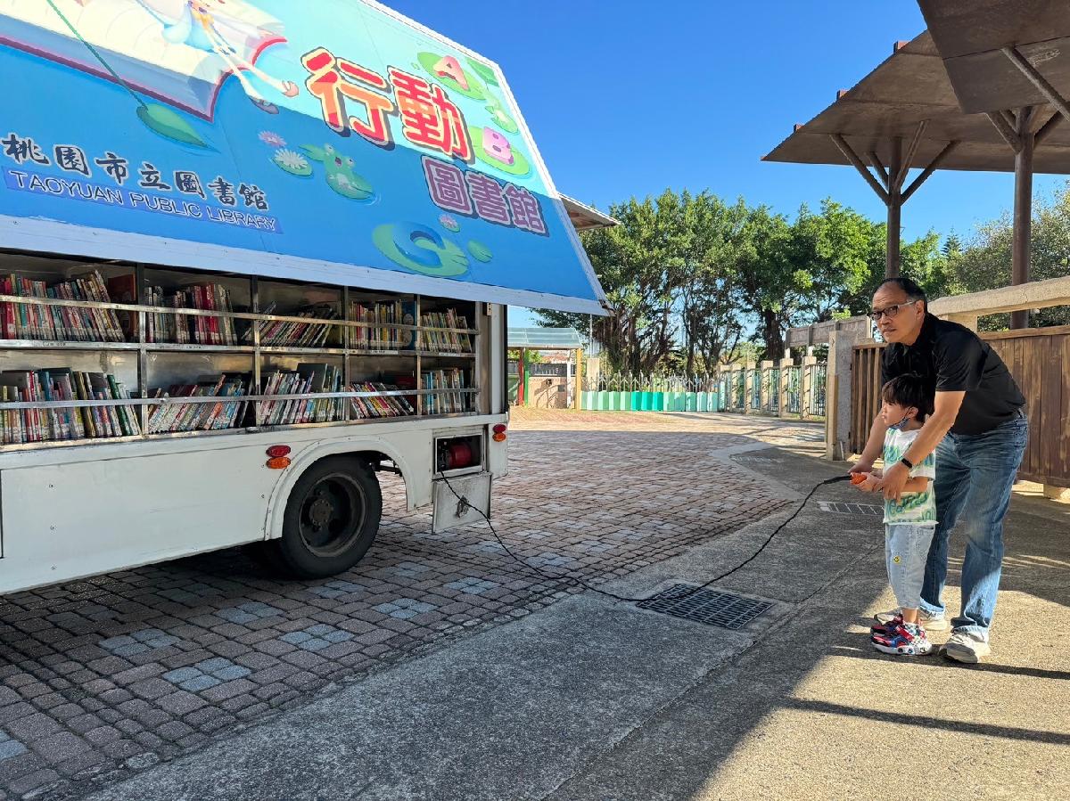 112-1【閱讀一起來】崙坪分班11月行動書車(2023/11/09) 112-1【閱讀一起來】崙坪分班11月行動書車(2023/11/09)